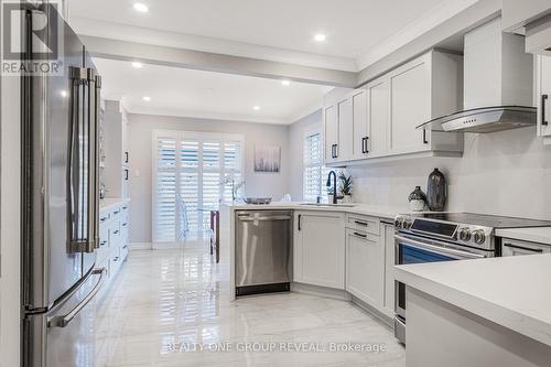 125 Ardwick Street E, Whitby, ON - Indoor Photo Showing Kitchen With Upgraded Kitchen