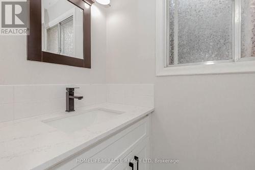 19 Niagara Road, Kitchener, ON - Indoor Photo Showing Bathroom