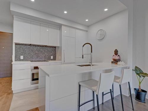 Coin-repas - 809-1025 Rue De La Commune E., Montréal (Ville-Marie), QC - Indoor Photo Showing Kitchen With Upgraded Kitchen