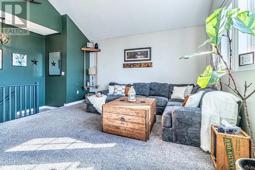 8 Fallingbrook Crescent, Kawartha Lakes (Lindsay), ON - Indoor Photo Showing Living Room