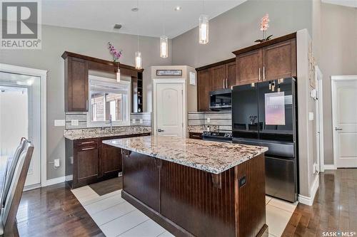 1231 Hargreaves Way, Saskatoon, SK - Indoor Photo Showing Kitchen With Upgraded Kitchen