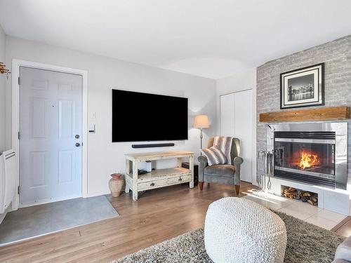 Salon - 202-869 Rue Albert-Beaulieu, Joliette, QC - Indoor Photo Showing Living Room With Fireplace