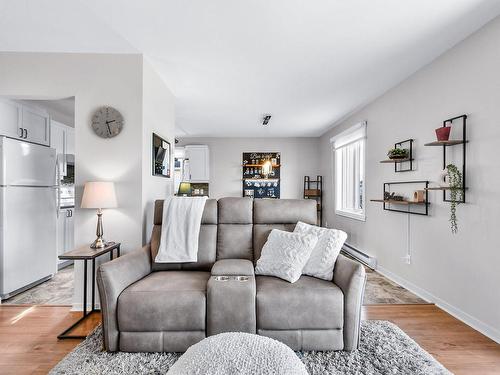 Salon - 202-869 Rue Albert-Beaulieu, Joliette, QC - Indoor Photo Showing Living Room