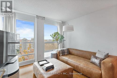 3502 - 763 Bay Avenue, Toronto, ON - Indoor Photo Showing Living Room