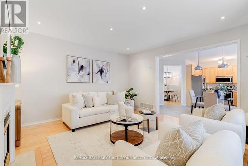 2422 Pilgrim Square, Oshawa, ON - Indoor Photo Showing Living Room