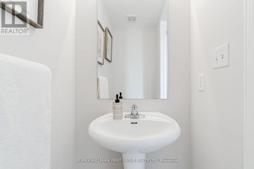 2422 Pilgrim Square, Oshawa, ON - Indoor Photo Showing Bathroom