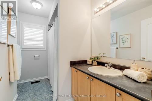 2422 Pilgrim Square, Oshawa, ON - Indoor Photo Showing Bathroom