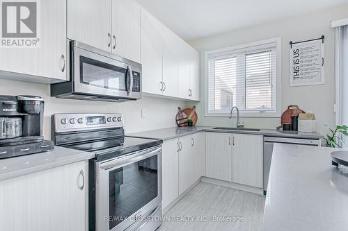 96 Manor Hampton Street, East Gwillimbury, ON - Indoor Photo Showing Kitchen