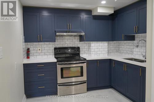 19 Finsbury Drive, Brampton, ON - Indoor Photo Showing Kitchen With Double Sink