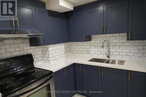 19 Finsbury Drive, Brampton, ON - Indoor Photo Showing Kitchen With Double Sink