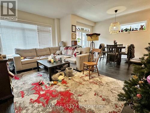 98 - 30 Time Square Boulevard, Hamilton, ON - Indoor Photo Showing Living Room