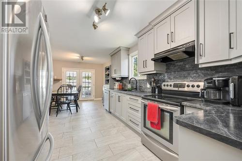 529 Chantel Court, Sarnia, ON - Indoor Photo Showing Kitchen With Upgraded Kitchen