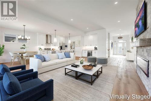 6755 Shaker Lane, Plympton-Wyoming, ON - Indoor Photo Showing Living Room