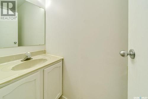 5040 10Th Avenue, Regina, SK - Indoor Photo Showing Bathroom