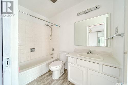 5040 10Th Avenue, Regina, SK - Indoor Photo Showing Bathroom