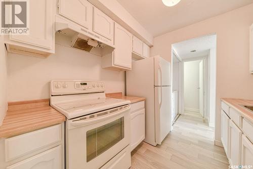 5040 10Th Avenue, Regina, SK - Indoor Photo Showing Kitchen