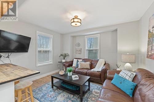 560 Frontenac Street, Kingston (East Of Sir John A. Blvd), ON - Indoor Photo Showing Living Room