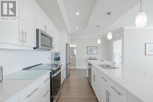 404 - 460 Callaway Road, London, ON - Indoor Photo Showing Kitchen With Double Sink With Upgraded Kitchen