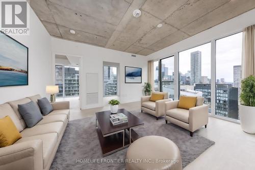 3004 - 65 Mutual Street, Toronto, ON - Indoor Photo Showing Living Room