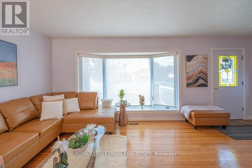 872 Western Avenue, Peterborough (Otonabee), ON - Indoor Photo Showing Living Room