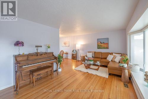 872 Western Avenue, Peterborough (Otonabee), ON - Indoor Photo Showing Living Room