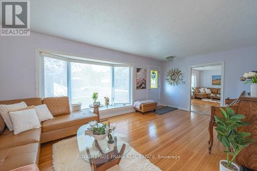 872 Western Avenue, Peterborough (Otonabee), ON - Indoor Photo Showing Living Room