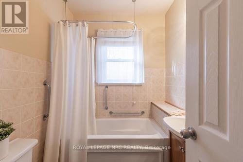 58 Bloomfield Avenue, St. Catharines (455 - Secord Woods), ON - Indoor Photo Showing Bathroom