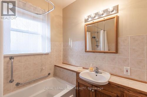 58 Bloomfield Avenue, St. Catharines (455 - Secord Woods), ON - Indoor Photo Showing Bathroom