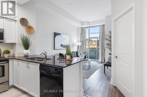 101 - 4700 Highway 7, Vaughan, ON - Indoor Photo Showing Kitchen With Double Sink