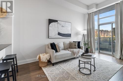 101 - 4700 Highway 7, Vaughan, ON - Indoor Photo Showing Living Room