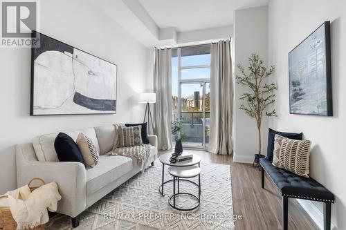 101 - 4700 Highway 7, Vaughan, ON - Indoor Photo Showing Living Room