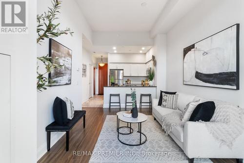 101 - 4700 Highway 7, Vaughan, ON - Indoor Photo Showing Living Room