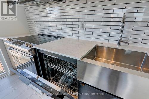 Lph3 - 270 Dufferin Street, Toronto, ON - Indoor Photo Showing Kitchen