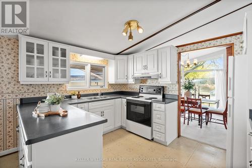 118 West 19Th Street, Hamilton, ON - Indoor Photo Showing Kitchen With Double Sink