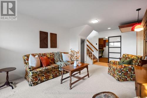 118 West 19Th Street, Hamilton, ON - Indoor Photo Showing Living Room