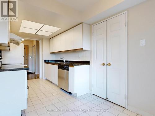 #625 - 7805 Bayview Avenue, Markham, ON - Indoor Photo Showing Kitchen