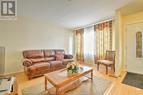 1567 Curry Avenue, Windsor, ON - Indoor Photo Showing Living Room