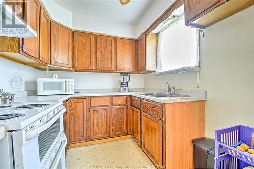 1567 Curry Avenue, Windsor, ON - Indoor Photo Showing Kitchen With Double Sink