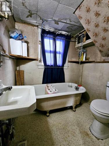 177 Pleasant Street, Truro, NS - Indoor Photo Showing Bathroom