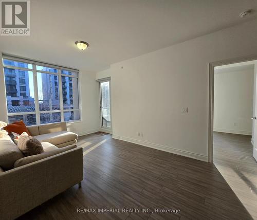 D305 - 33 Clegg Road, Markham, ON - Indoor Photo Showing Living Room