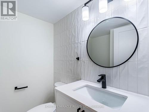 604 - 1270 Maple Crossing Boulevard, Burlington, ON - Indoor Photo Showing Bathroom