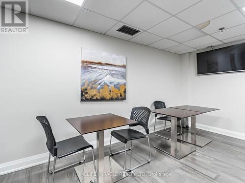 604 - 1270 Maple Crossing Boulevard, Burlington, ON - Indoor Photo Showing Dining Room