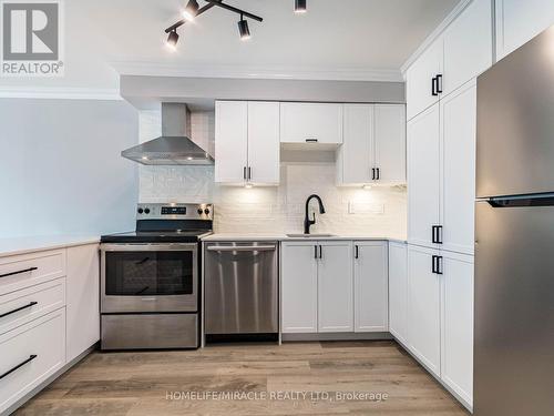 604 - 1270 Maple Crossing Boulevard, Burlington, ON - Indoor Photo Showing Kitchen With Upgraded Kitchen