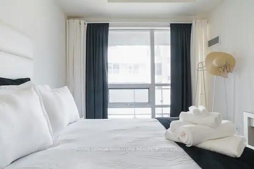 833-460 Adelaide St, Toronto, ON - Indoor Photo Showing Bedroom