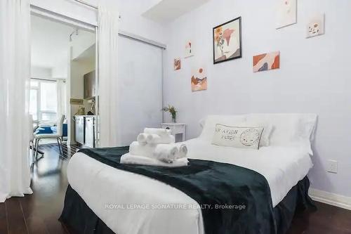 833-460 Adelaide St, Toronto, ON - Indoor Photo Showing Bedroom