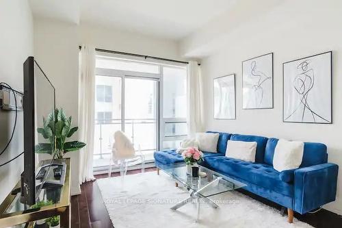 833-460 Adelaide St, Toronto, ON - Indoor Photo Showing Living Room