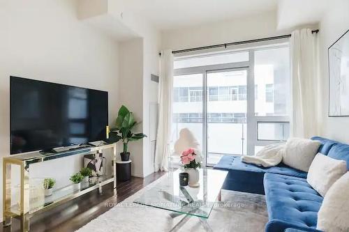 833-460 Adelaide St, Toronto, ON - Indoor Photo Showing Living Room