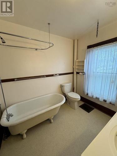 main bathroom - 140 Pleasant Street, Truro, NS - Indoor Photo Showing Bathroom