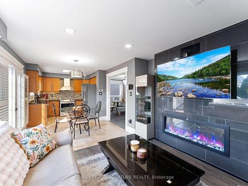 16 Howlett Cres, Ajax, ON - Indoor Photo Showing Living Room