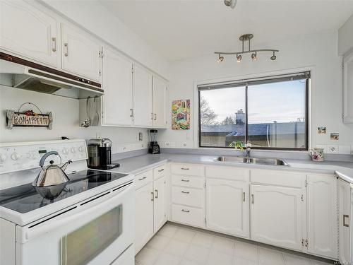 292 Memorial Cres South, Victoria, BC - Indoor Photo Showing Kitchen With Double Sink